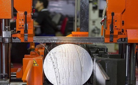 纳溪立式金属带锯床切削出现跑带故障解决方法！